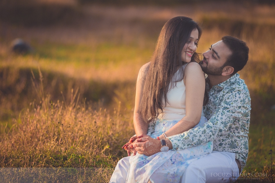 30 Romantic and Fun Pre-Wedding Photoshoot Poses - VideoTailor