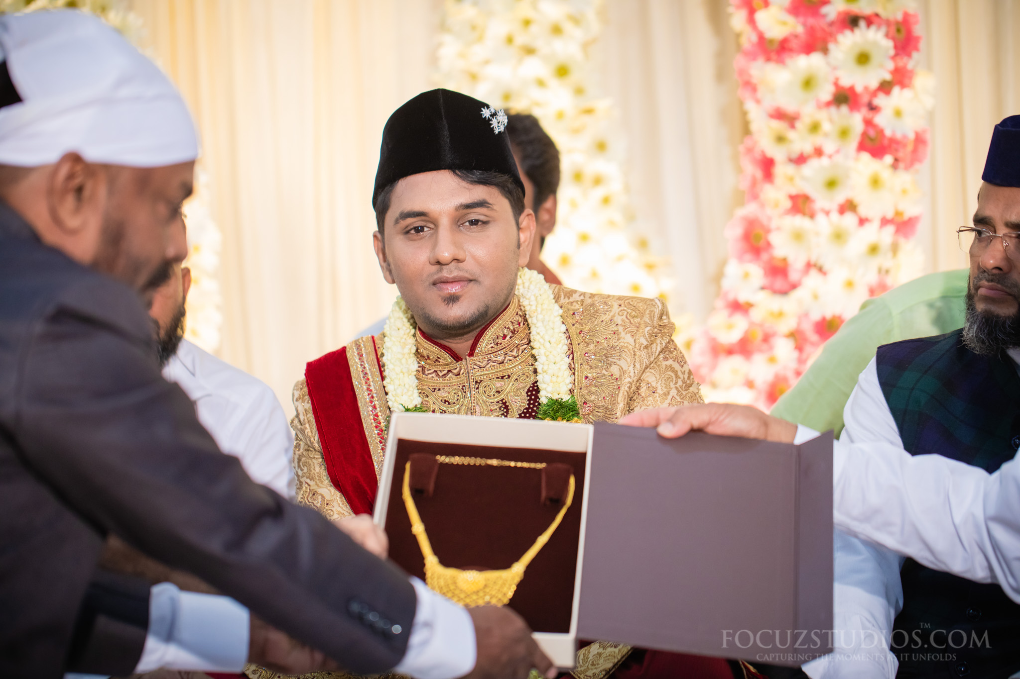Islamic wedding giving outfits and gifts to the bride 3