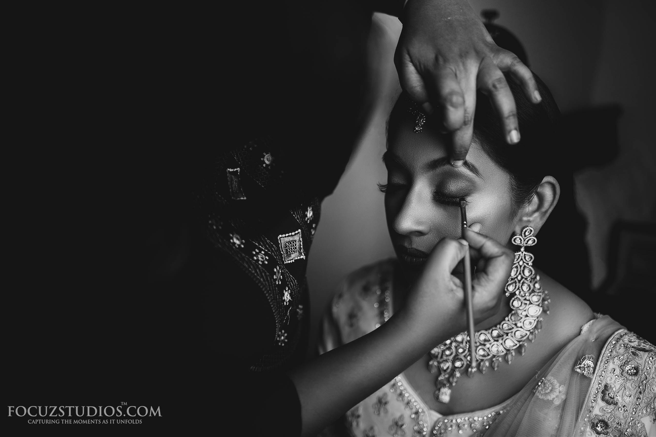 south-indian-bride-getting-ready-candid-wedding-photography-10
