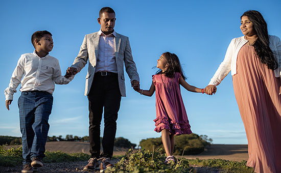 Outdoor Family Photoshoot in London, Paddy Field, Golden Hour Family Portraits