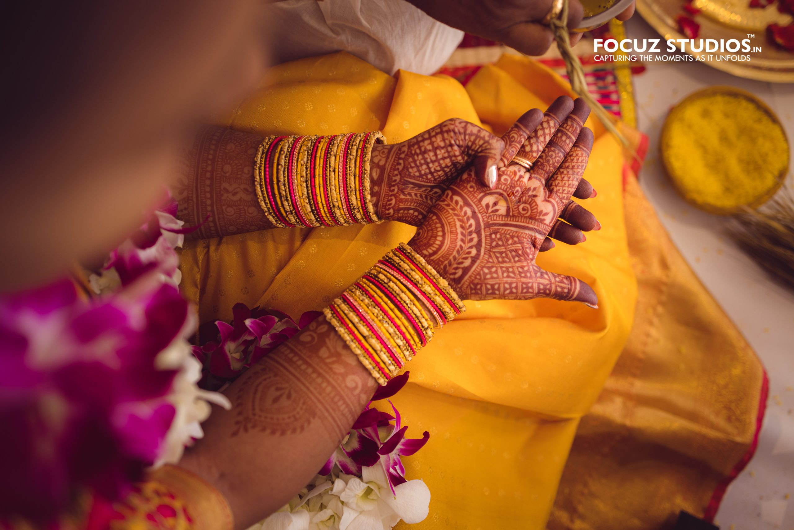 Close-up of the bride's hands during the ceremony